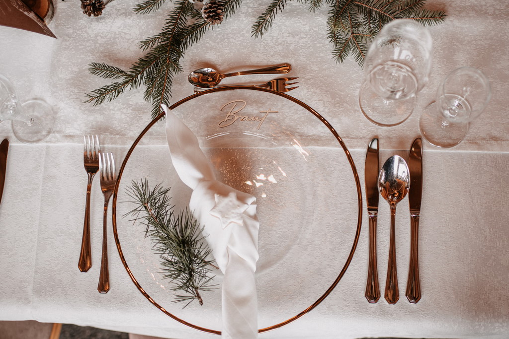 Festliche Tischdekoration für die Winterhochzeit